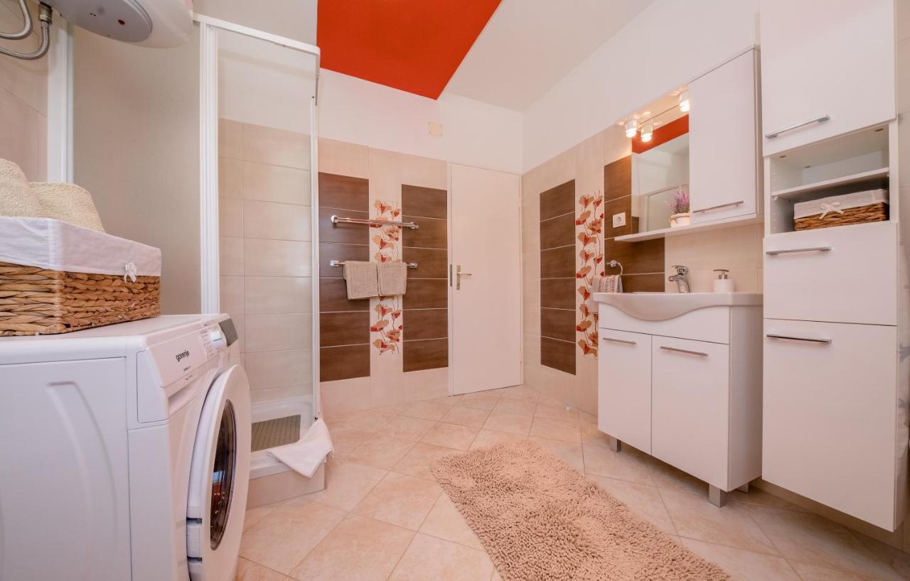 Apartments Luka Rab Town Bagian luar foto