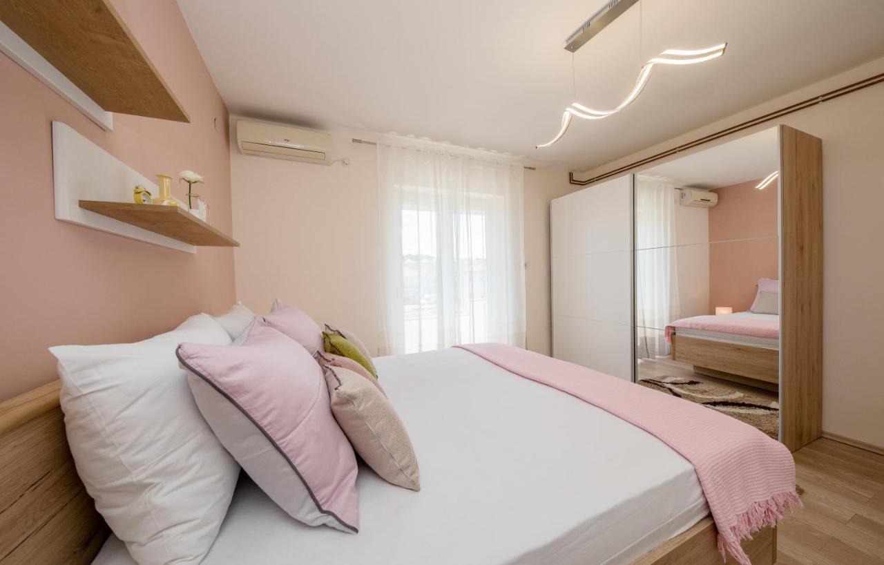 Apartments Luka Rab Town Bagian luar foto