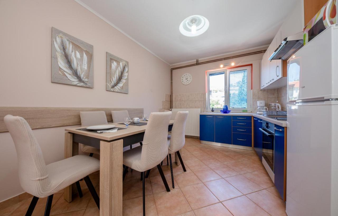 Apartments Luka Rab Town Bagian luar foto