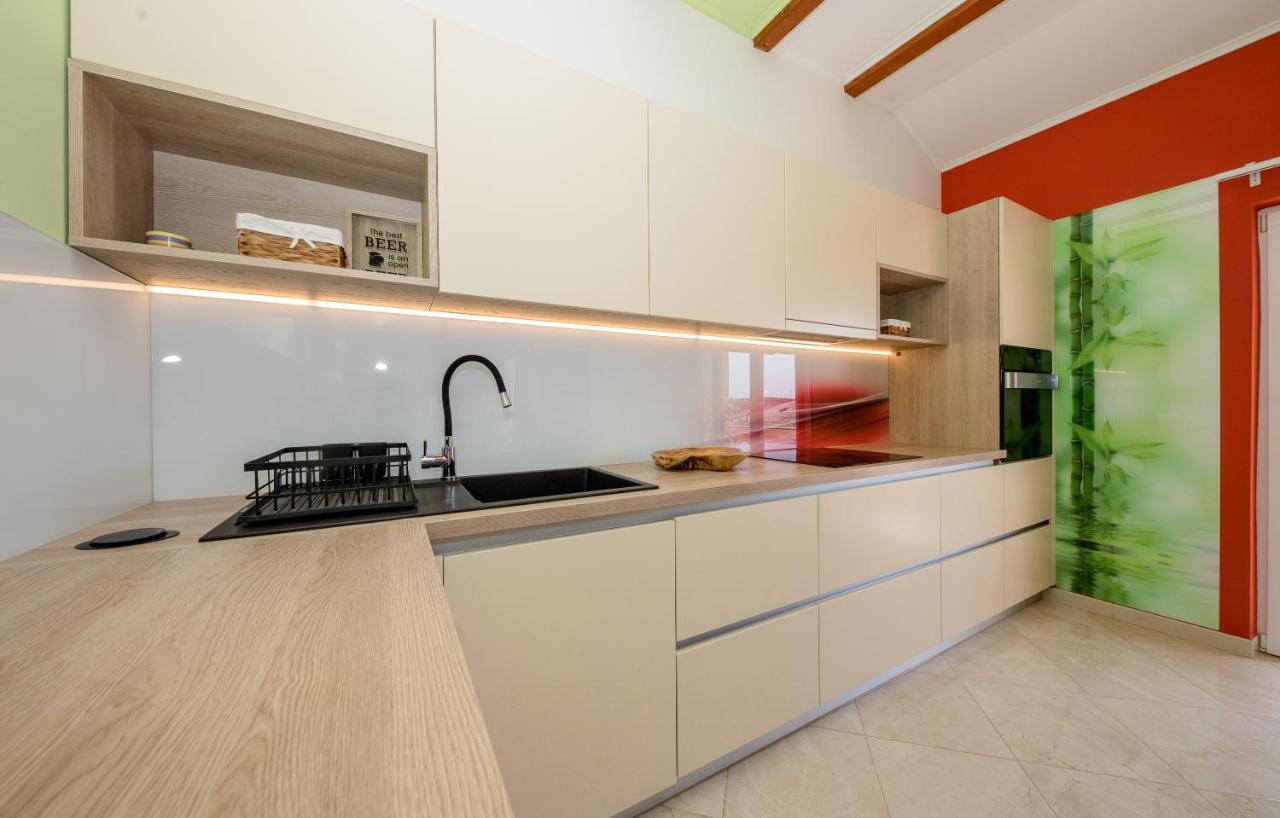 Apartments Luka Rab Town Bagian luar foto