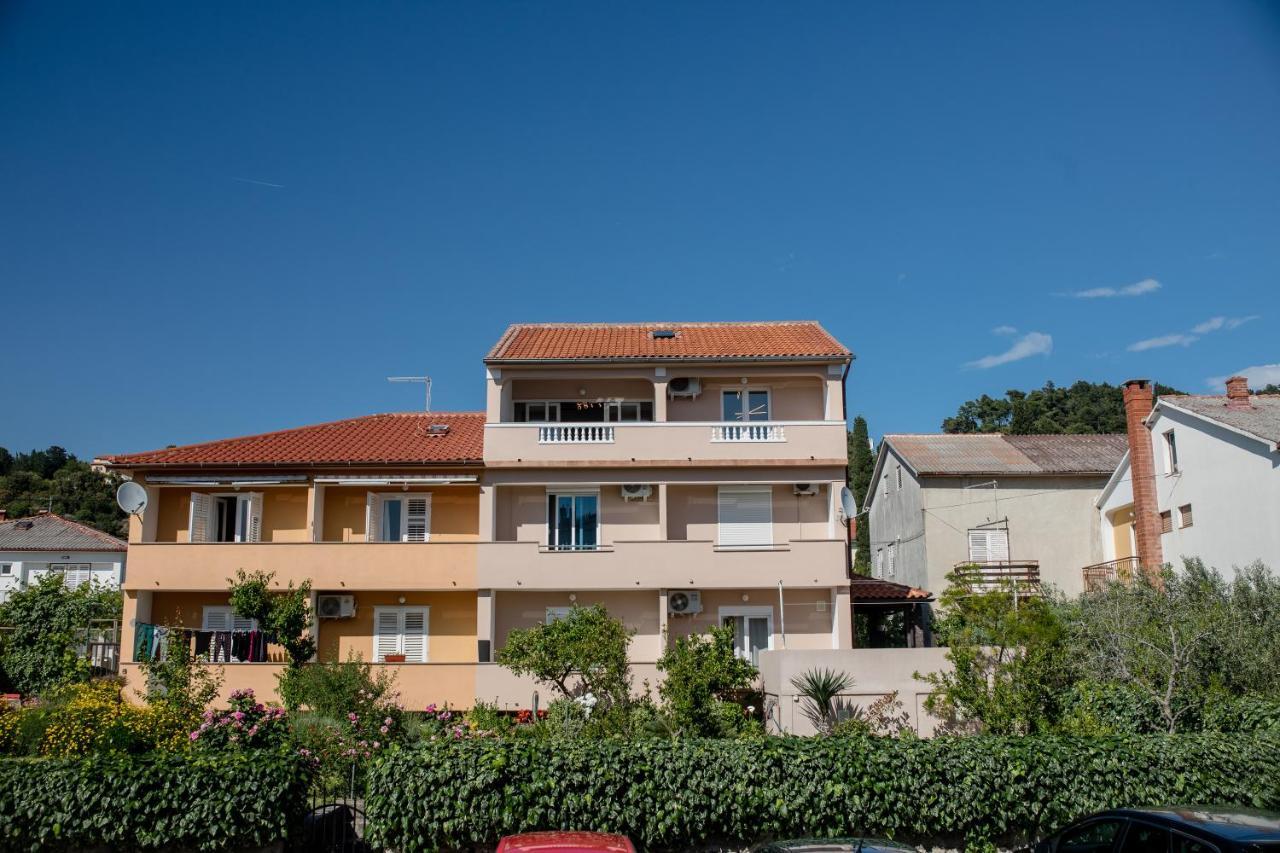 Apartments Luka Rab Town Bagian luar foto