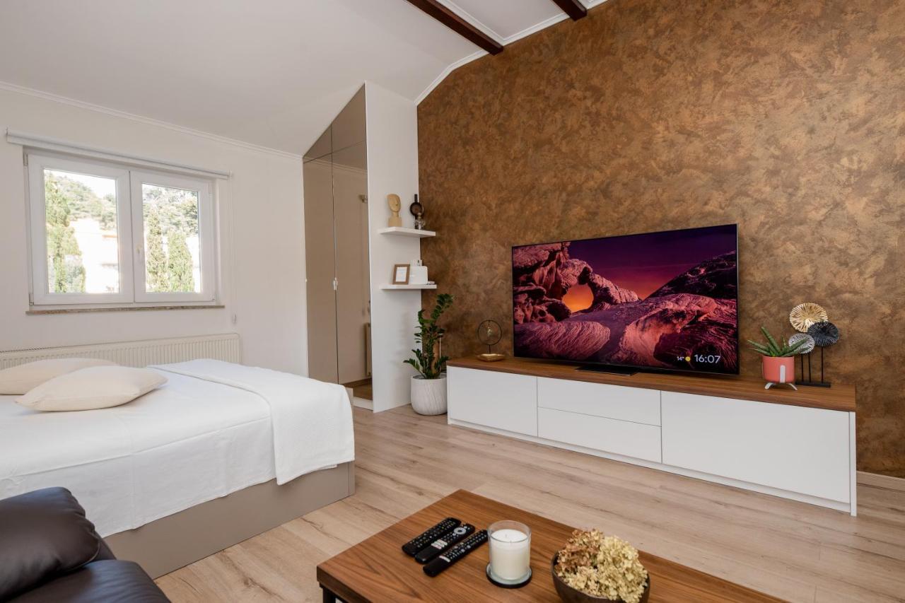 Apartments Luka Rab Town Bagian luar foto