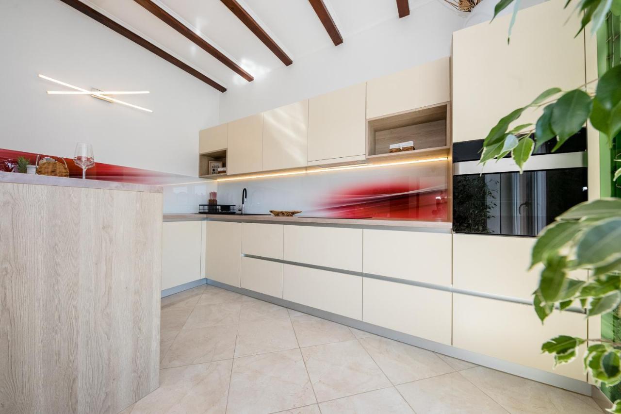 Apartments Luka Rab Town Bagian luar foto